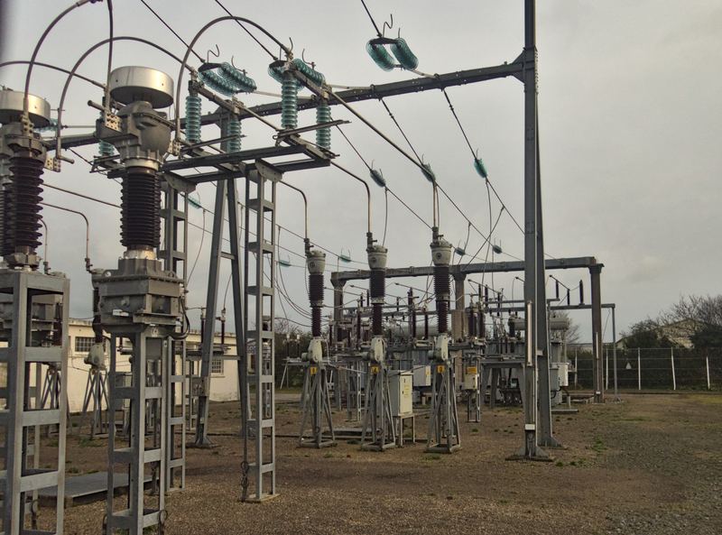 Portal de sosire și aparataj de înaltă tensiune într-o stație electrică