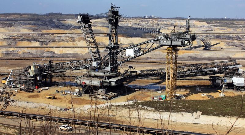 Excavator cu rotor într-o exploatare minieră la zi
